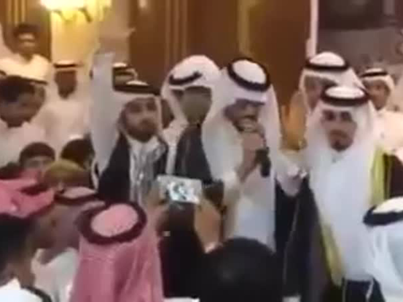 اضغط لمشاهدة الفيديو: عريس سعودي يذهل الحاضرين بصوته الجميل